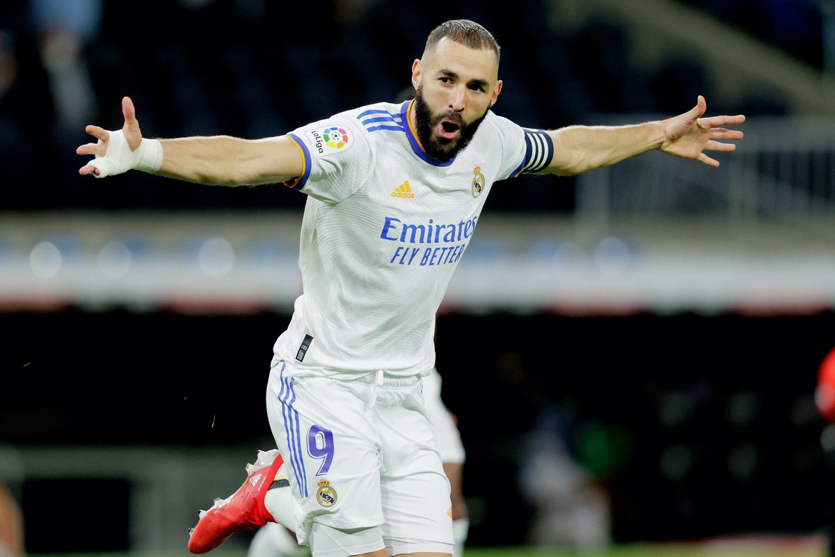 centredevils's tweet photo. 🚨🚨🎙️| Louis Saha suggests Manchester United should sign Karim Benzema:

“Karim Benzema will shake up the #mufc frontline, and that’s what they need.” https://t.co/cOEHzHxBgZ
