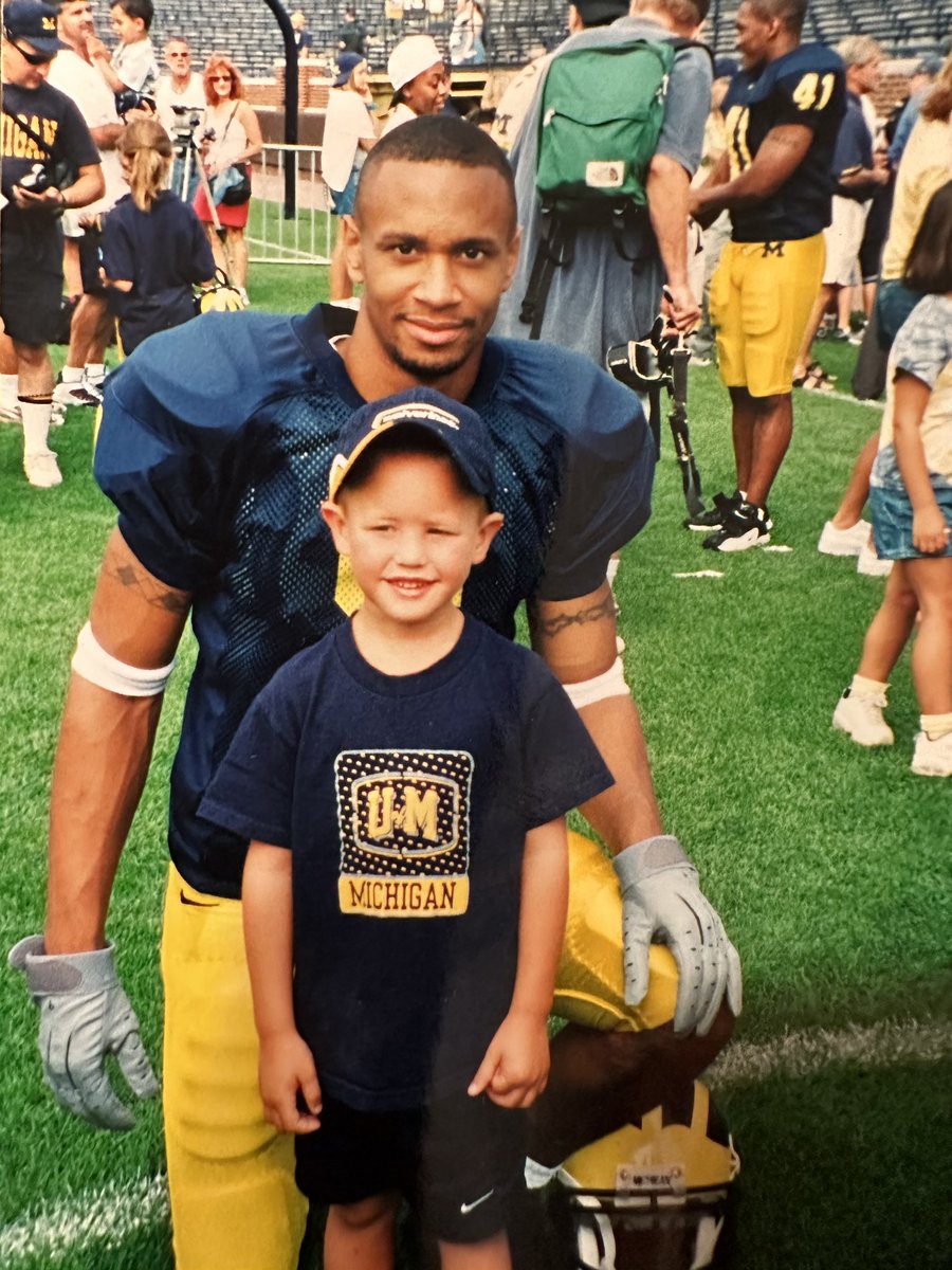 Cgose5's tweet photo. @LBryer_54 @stoolpresidente @Gametime Appreciate it LB!! Dave give me the chance!! Life long fan here, been thru the trenches with Michigan! Cmon!!!!! I’ll bring the juice!!!!! Plus in pic 4 I have one w big cat need one with the Pres!!!!! https://t.co/SQq9mOmrIq