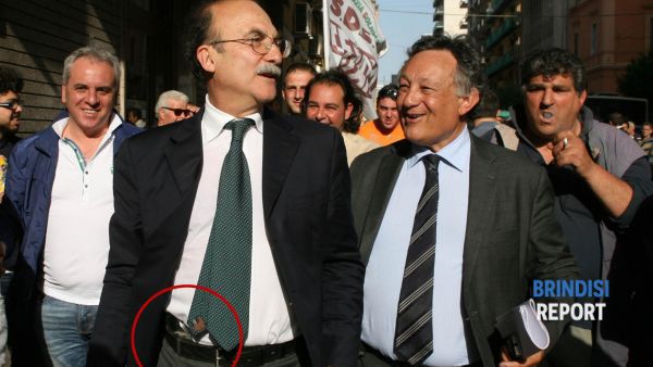 massimo_prima's tweet photo. @DomPer888 All'epoca sindaco di Taranto e icona della sinistra; non in festa privata, ma manifestazione pubblica. I sinistri tutti zitti. https://t.co/GSYpeaoCCn