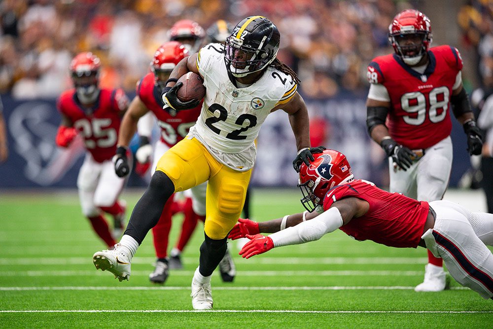 HISTORIC: Najee Harris needs 77 more rush yards to make history as the first running back in #Steelers history to begin their career with three seasons of 1000 yards or more. 

🤯🤯🤯

(Via <a href="/StatsGuyDaniel/">Daniel Valente</a>)