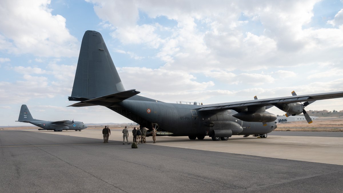 Marsattaqueblog's tweet photo. Livraison par air (LPA) au-dessus de la bande de Gaza
Dont C-130H 61-PH / 5151 (escadron Franche Comté @Armee_de_lair ?) #cotam
Avec des militaires aux treillis au camouflage un peu spécial dans le lot
Je ne parle ni des coupes de cheveux ni des pattes... :)
Crédits @EtatMajorFR https://t.co/uZPcePt1L0