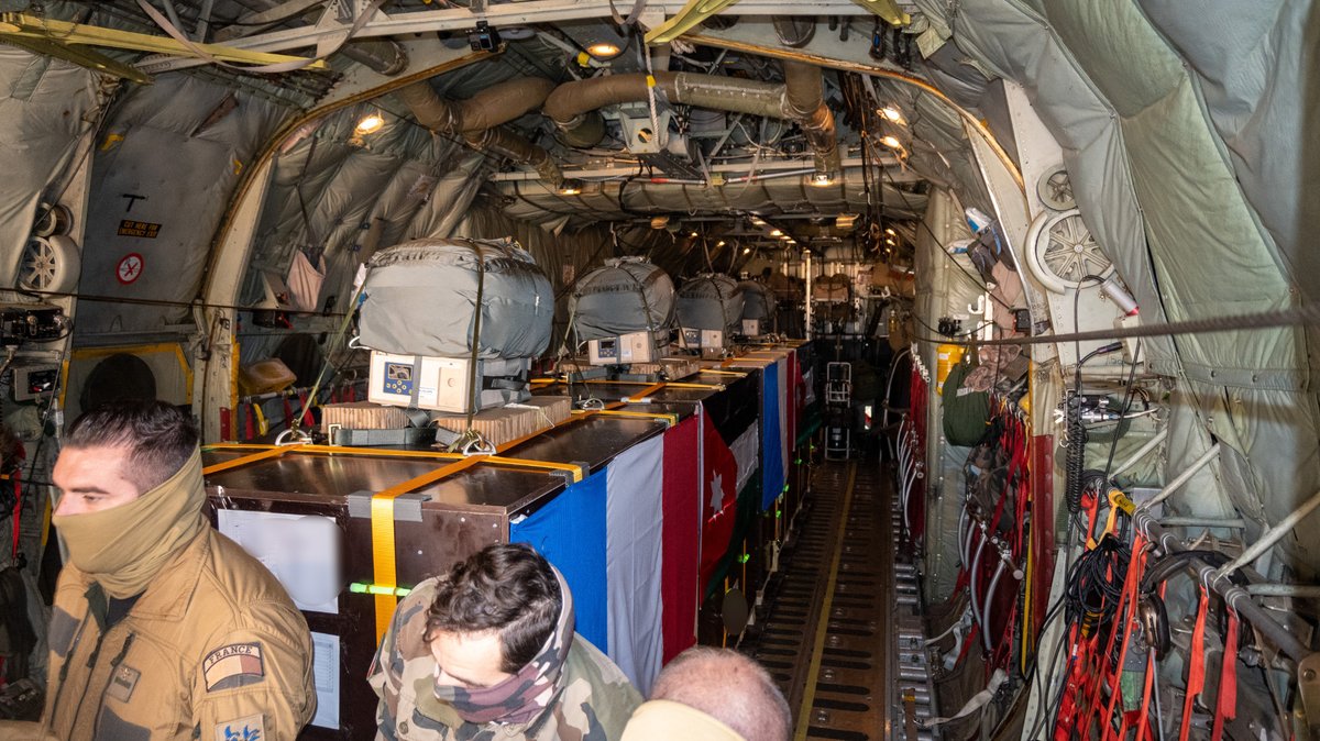 Marsattaqueblog's tweet photo. Livraison par air (LPA) au-dessus de la bande de Gaza
Dont C-130H 61-PH / 5151 (escadron Franche Comté @Armee_de_lair ?) #cotam
Avec des militaires aux treillis au camouflage un peu spécial dans le lot
Je ne parle ni des coupes de cheveux ni des pattes... :)
Crédits @EtatMajorFR https://t.co/uZPcePt1L0