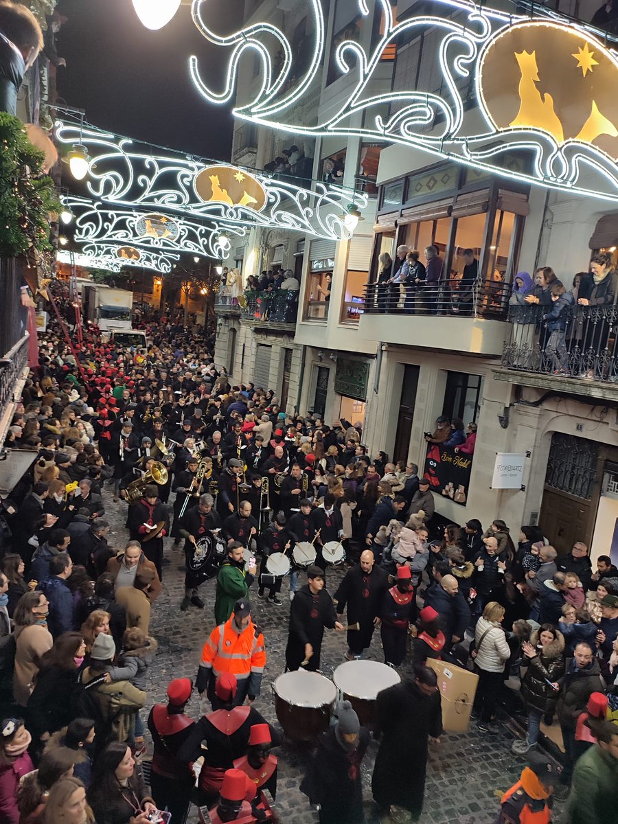 UnioMusical's tweet image. ✨Encetem l'any 2024, com no podia ser d'altra manera, amb la CXXXIX Cavalcada dels Reis Mags d'Orient ✨