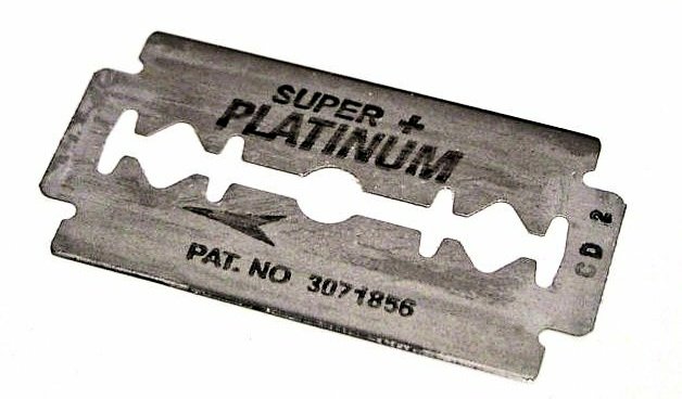 L_Dime's tweet image. С интересом узнал сегодня, что для утилизации классических лезвий для бритья, придуманных в конце 19 века Кингом Кэмпом Жиллетом, с начала 20 века в ванных отелей и простых домов устанавливались специальные плитки с отверстием, которое вело тупо в пустое место между стенами.