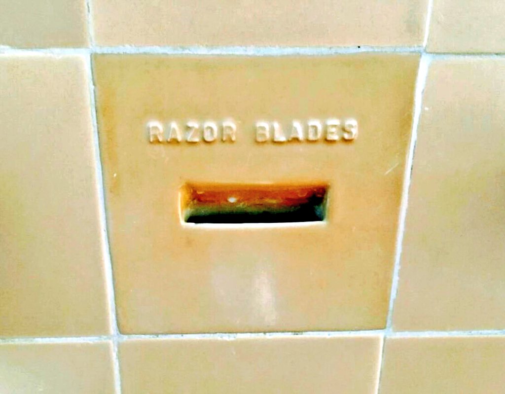 L_Dime's tweet image. С интересом узнал сегодня, что для утилизации классических лезвий для бритья, придуманных в конце 19 века Кингом Кэмпом Жиллетом, с начала 20 века в ванных отелей и простых домов устанавливались специальные плитки с отверстием, которое вело тупо в пустое место между стенами.