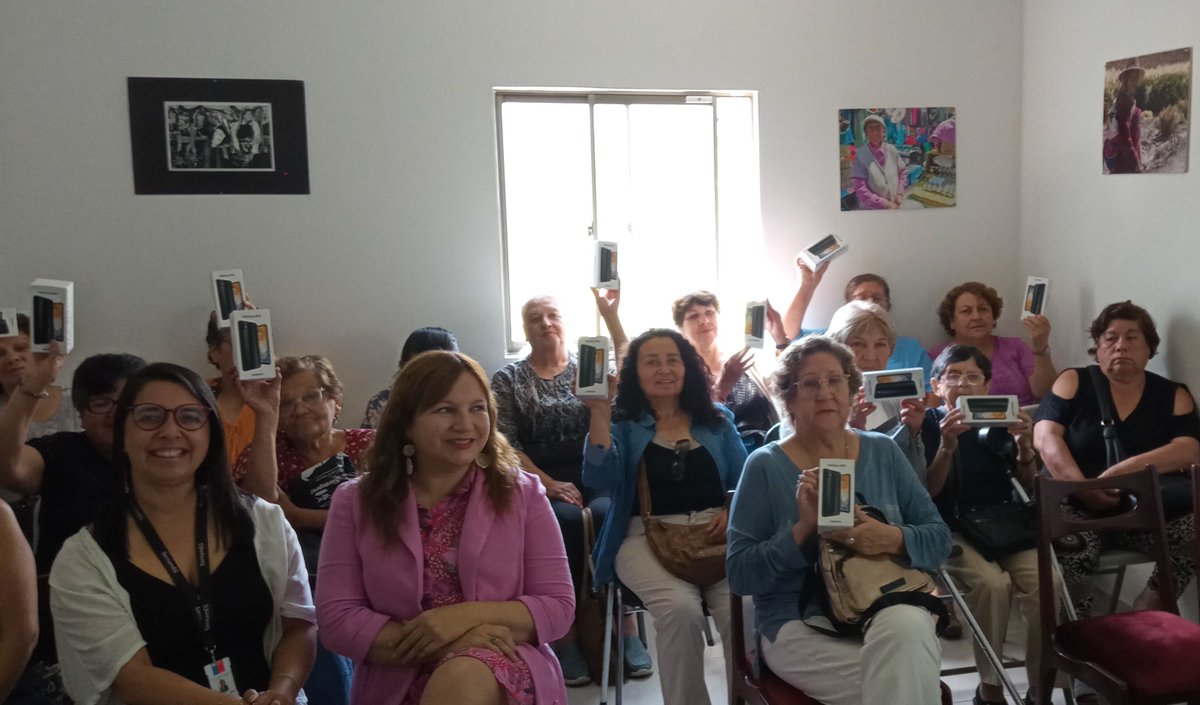 ‼️Hoy @Prodemu Maule y @SernamEGMaule hicieron entrega de kit de celulares a mujeres usuarias en #Talca tras el término del taller 'Conectadas', como parte de proceso de empoderamiento y desarrollo personal de mujeres mayores de 60 años