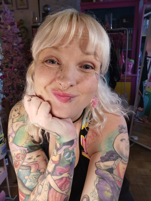 If you're wondering if I'm cute, the answer is yes 😉 https://t.co/wwkVxFqLtj