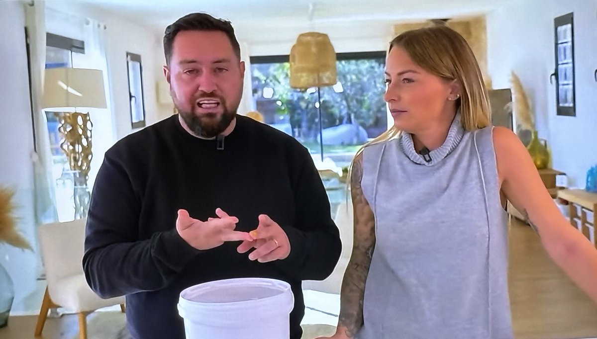 LeFlashActu's tweet photo. ARNAQUE ? La chaîne YouTube @atelierderoxane. qui teste des produits dans une vidéo, tacle très fortement « l’influenceuse » Milla Jasmine. La chaîne n’a pas pu tester le produit de la jeune femme car ils n’ont jamais rien reçus. Les deux créateurs de contenus expliquent,  également, qu’ils n’ont jamais pu joindre le service clients et n’ont jamais eu de réponse de ce « service ». 

 #millajasmine #influvoleur @booba @collectifAvi
