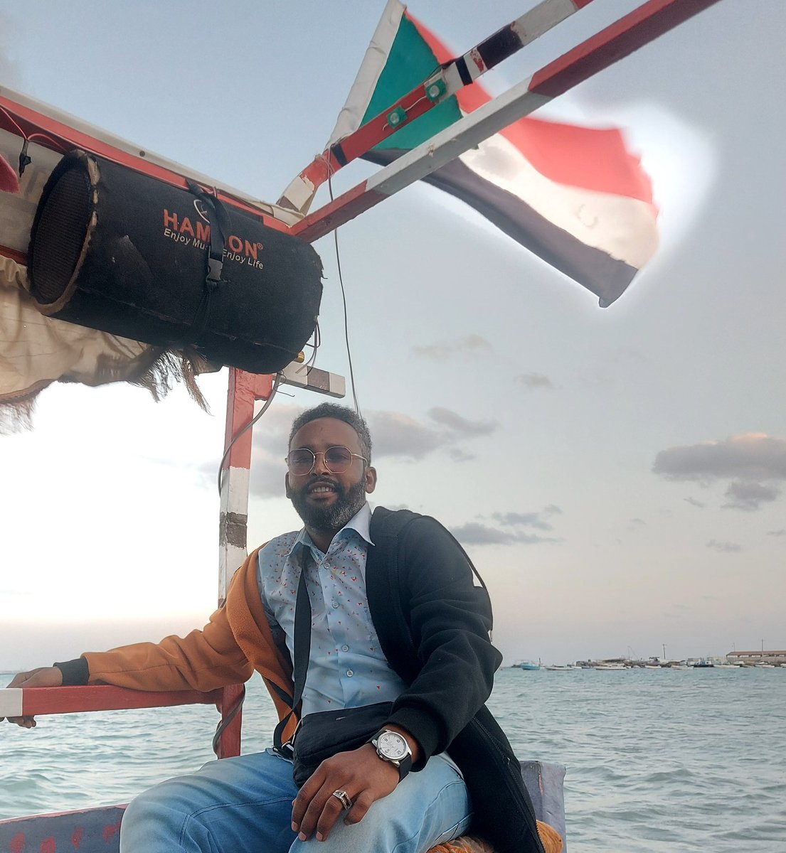 ibr_elgadi's tweet photo. مالك رحيلك دون وداع زي الحرد !
لليلة شان نار الصراع
لهليبا بعدك ما برد
بدلت كيف سعة الوجود
بي ضيق لحد !
باغتنا ريح الفجعة ليل
فرنب في جوفنا
مرابنا الصبر شال سعن الجلد
صابنا الذهول
زي التكنو قبل دا ما فارقنا زول
قبل الرسول
ولا التقول
أول قلوب في الدنيا يغشاها القدر https://t.co/A9dWMZMASp