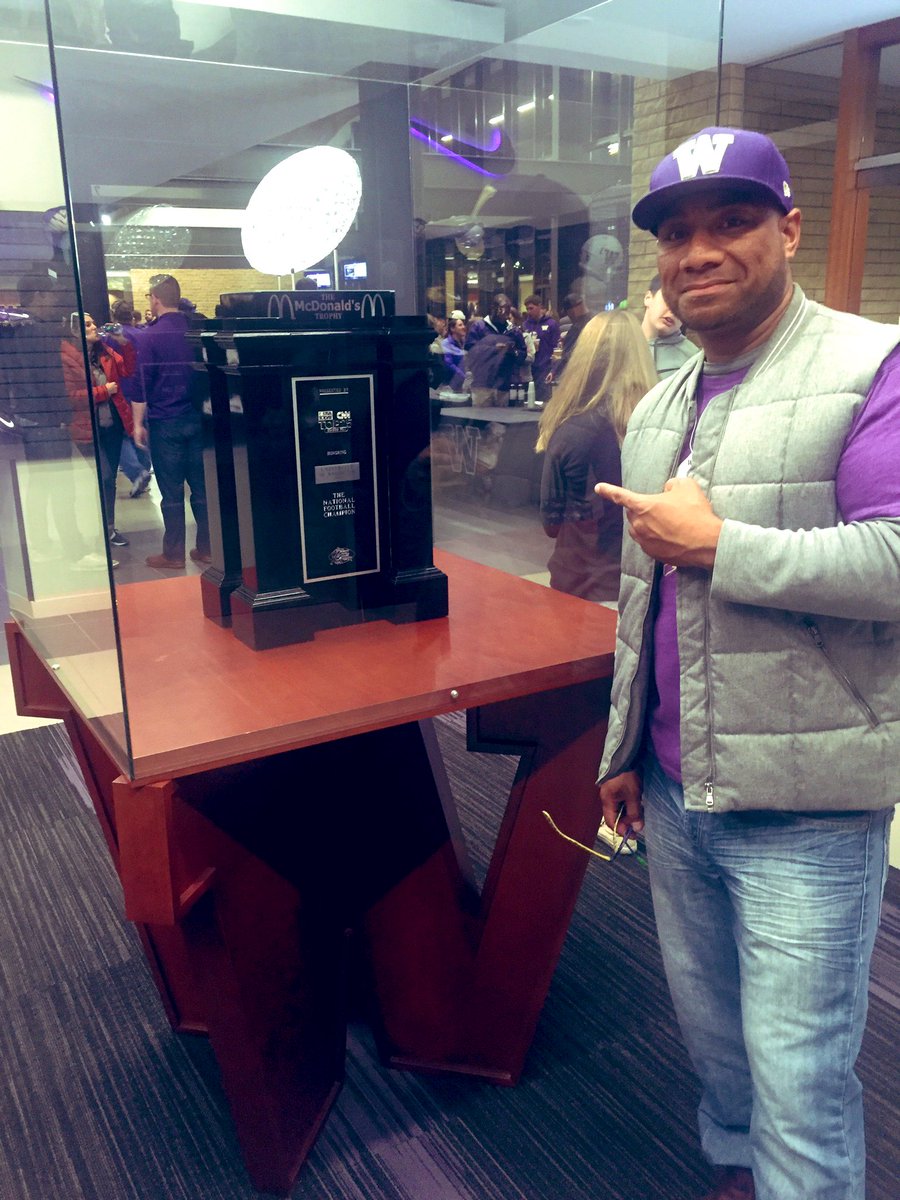 KingUDUB's tweet photo. 1991 The 12-0 Washington Huskies Spanked Michigan in the Rose๐น Bowl 34-14. The Miami Hurricanes also went 12-0 that year beating Nebraska 22-0 in the Orange ๐ Bowl. Both team shared the Natty. Letโs bring home another ONE @UW_Football #USvsUS #BownDown #PurpleReign https://t.co/pjuiiPEAW3