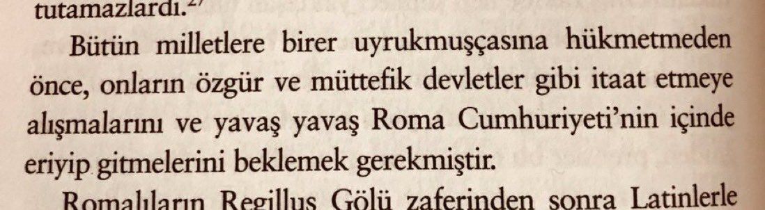 TRHizirBey's tweet photo. [Roma] İmparatorluğunun muhtelif kısımlarında, Romalılaştırılan halklara Latin alfabesi öğretildi. Eski dilin yeni alfabesiyle yazılması, geçmişin kültürüyle bir kırılmayı temsil eder ve eski okuryazarlık tahsilinin verildiği vasıtaların bastırılmasını yansıtabilir.

J. N. Adams - Bilingualism and the Latin Language