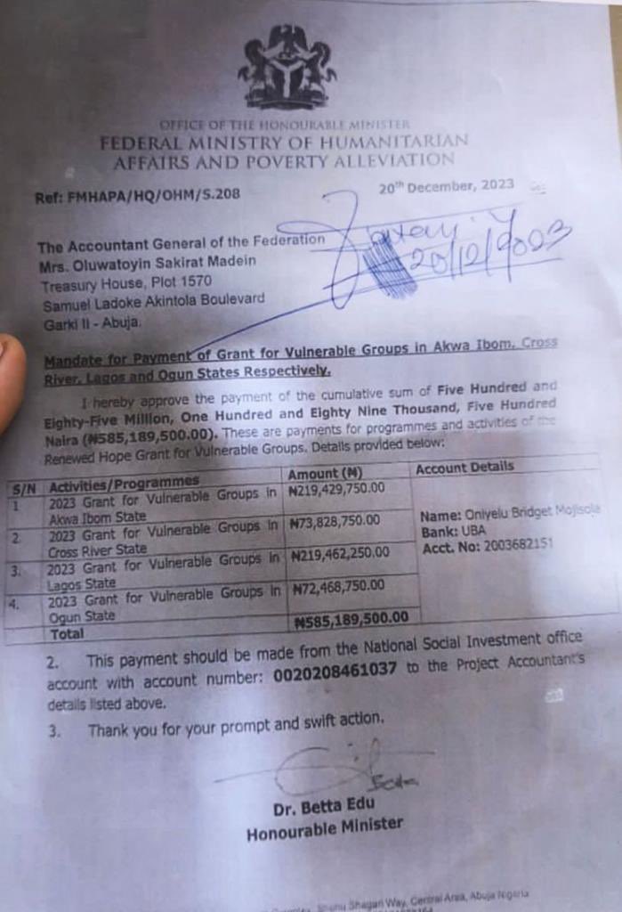 BarrTailorson's tweet photo. Tinubu & Buhari in corruption competition as they use Minister of Humanitarian Affairs to fleece Nigerians of the scarce resources.
#585M reportedly transferred by Beta Edu to a private account out of the purported palliative sum.
There was a country. https://t.co/2Y9Wt04O4C