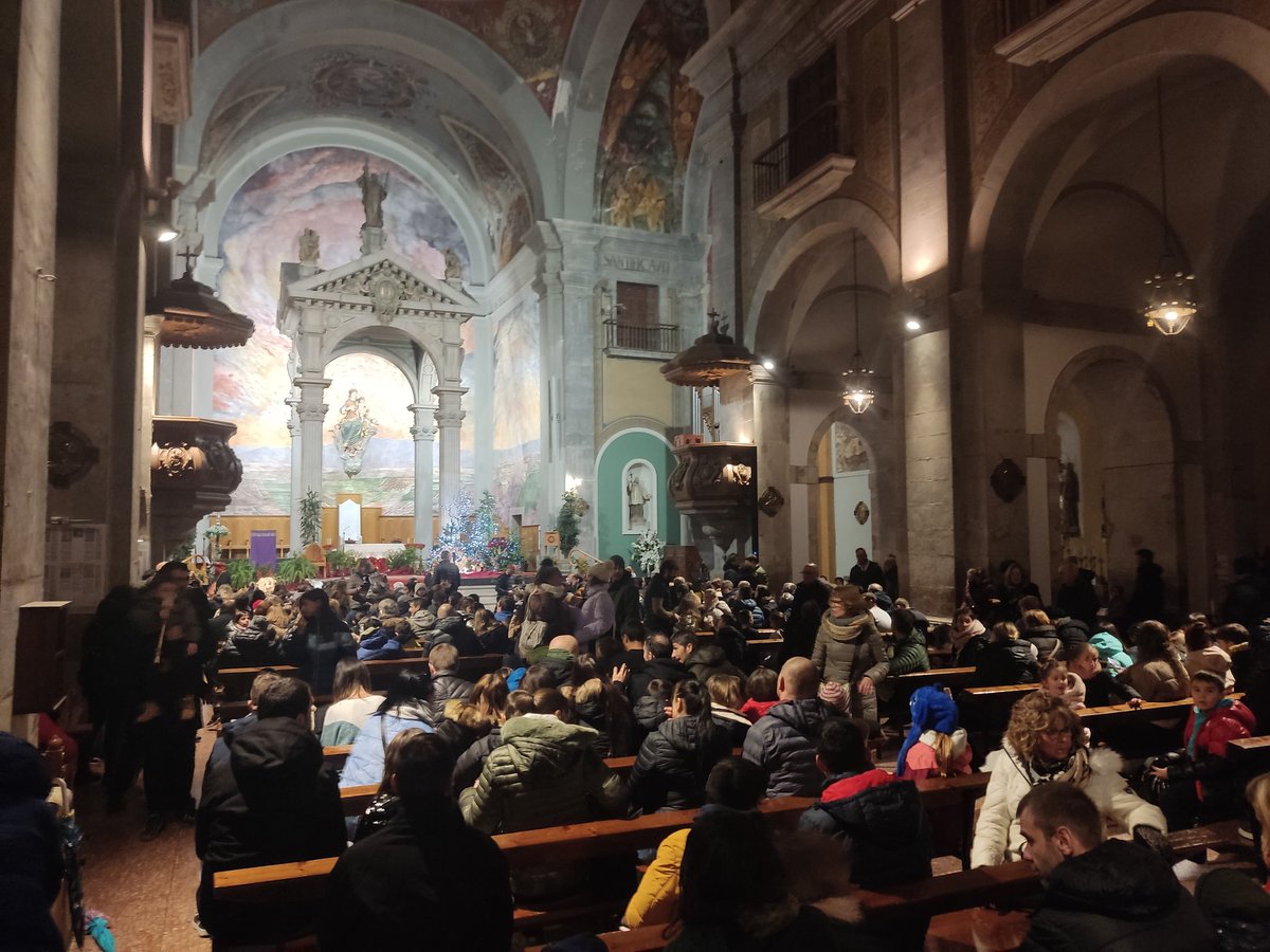 👑 Ja som a l'Església Parroquial de Santa Maria de l'Alba de #Tàrrega esperant l'arribada de Melcior, Gaspar i Baltasar

🎥 Podeu seguir l'acte en directe als comptes d'Instagram <a href="/reismagstarrega/">Reis Mags de Tàrrega</a> i <a href="/RadioTarrega/">Ràdio Tàrrega</a>

💫 Els Reis de l'Orient ens porten de regal la tan desitjada pluja