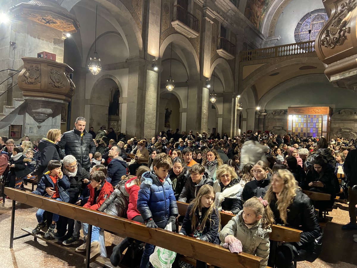 #ARAMATEIX La Parroquia de #Tàrrega està plena de gom a gom a l’espera de l’arribada de Ses Majestats els Reis d’Orient👑👑👑La rua s’ha suspès per la pluja <a href="/reismagstarrega/">Reis Mags de Tàrrega</a>