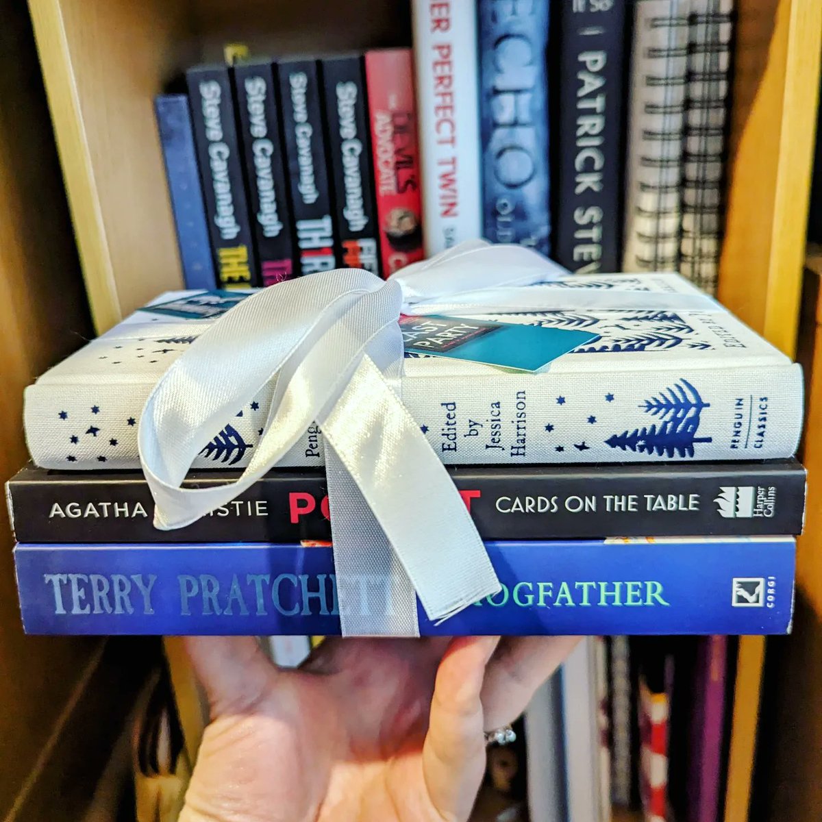 ChloeLS1's tweet photo. 📚 Book Subscriptions 📚
Received my December book subscriptions from @bertsbooks ❤️
QOTD: do you have any book subscriptions?
#booksubscription #agathachristiesubscription #discworld #penguinclothboundclassics #cardsonthetable #hogfather #thepenguinbookofchristmasstories https://t.co/WLLGtCFBYr