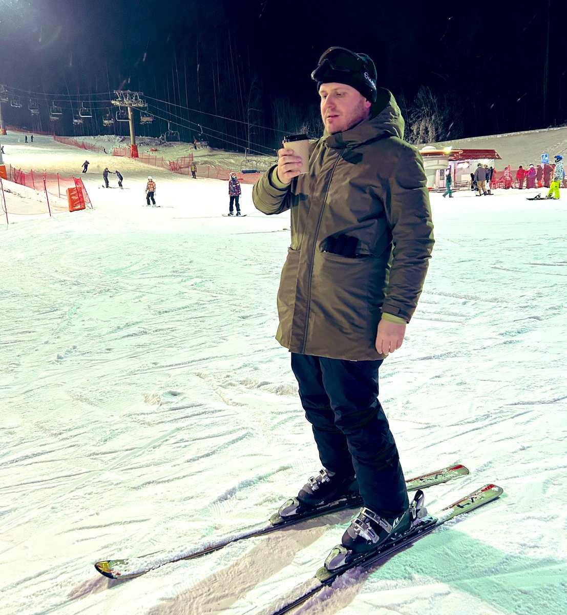grajdaninRB's tweet photo. найдите себе человека, который будет смотреть на вас так же, как я на стакан глинтвейна https://t.co/orpEYmtwOu