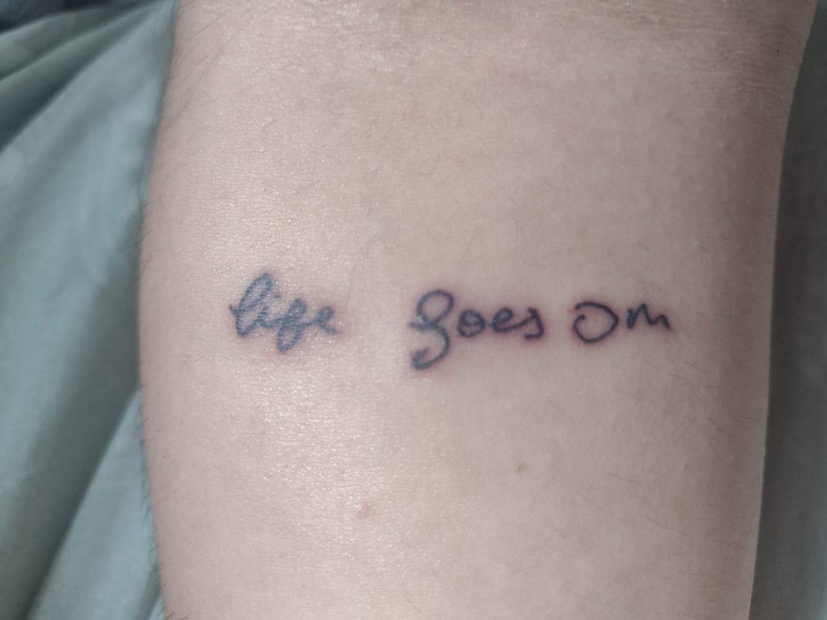 agusd001's tweet photo. Me tatué Life goes on con la letra de mi abuela, primero por lo que significa la frase para mí y segundo porque su canción favorita de Sandro es La vida sigue igual

 La vida sigue igual by Sandro 🤝 Life goes on by BTS https://t.co/FvHUUsDx7Z