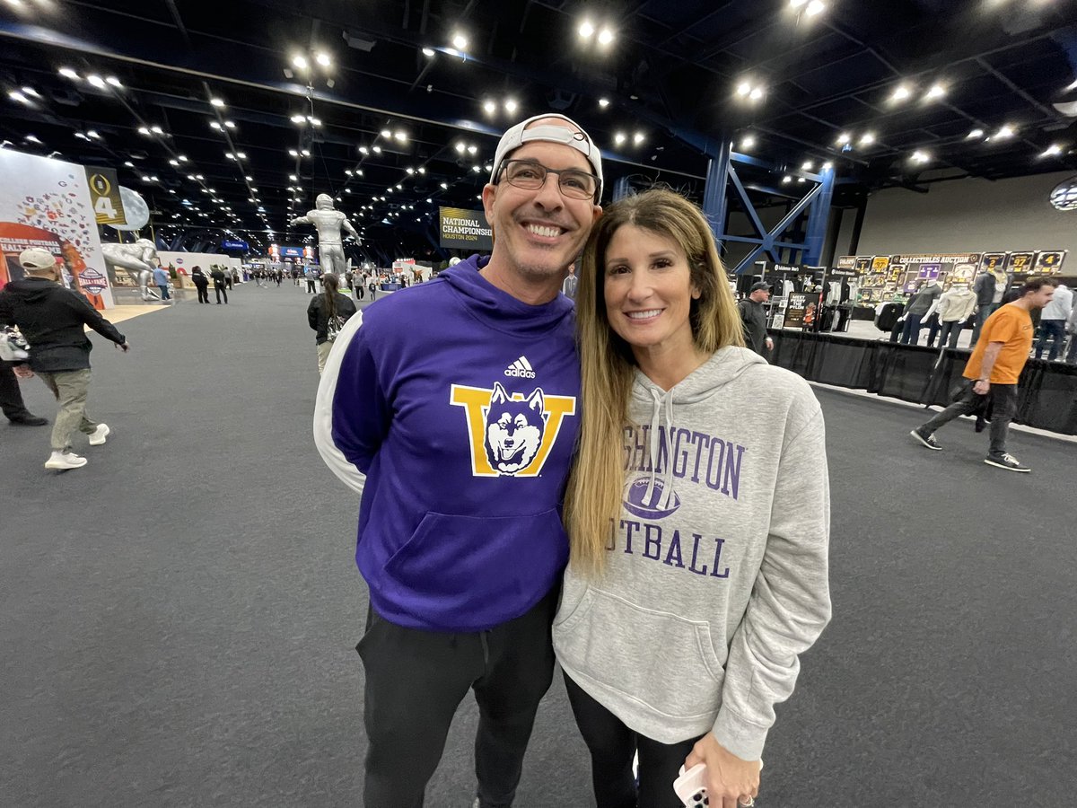 jwhittenbergK5's tweet photo. Proud parents!
Renee and Paul Warner from Tacoma are here in #Houston to root on their son at the #NationalChampionship 

Tristan Warner is a red shirt freshman who has 4 tackles as a strong safety this season. Go Tristan! #GoDawgs https://t.co/YEdNV445Ks