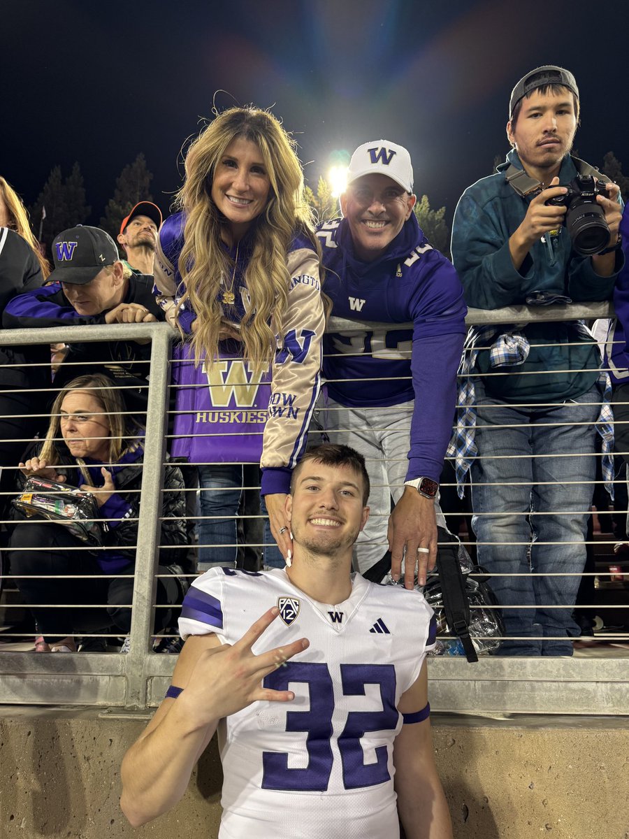jwhittenbergK5's tweet photo. Proud parents!
Renee and Paul Warner from Tacoma are here in #Houston to root on their son at the #NationalChampionship 

Tristan Warner is a red shirt freshman who has 4 tackles as a strong safety this season. Go Tristan! #GoDawgs https://t.co/YEdNV445Ks