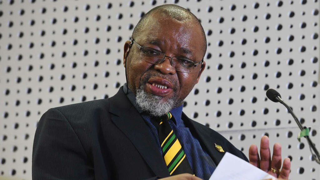 Rabbitking007's tweet photo. 🔴 South Africa’s plan is to add 100 gigawatts of new generation capacity.
If it had been true every time Gwede Mantashe announced such a plan,
Shouldn't South Africa have no loadsheding yet and supply the rest of Africa as well ? 🤣🤣🤣Gwede, we'll follow your light ... https://t.co/bf52zTBx0K