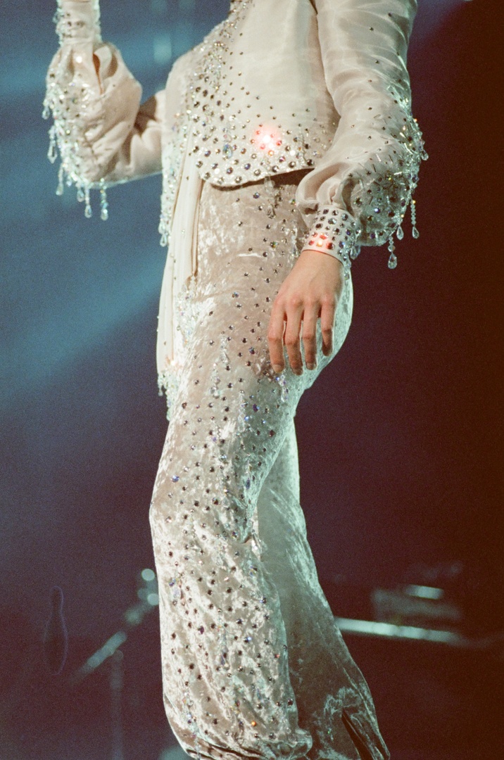GretaVanFleet's tweet photo. The Chandelier Suit, on film. https://t.co/CDDycyx2Qc