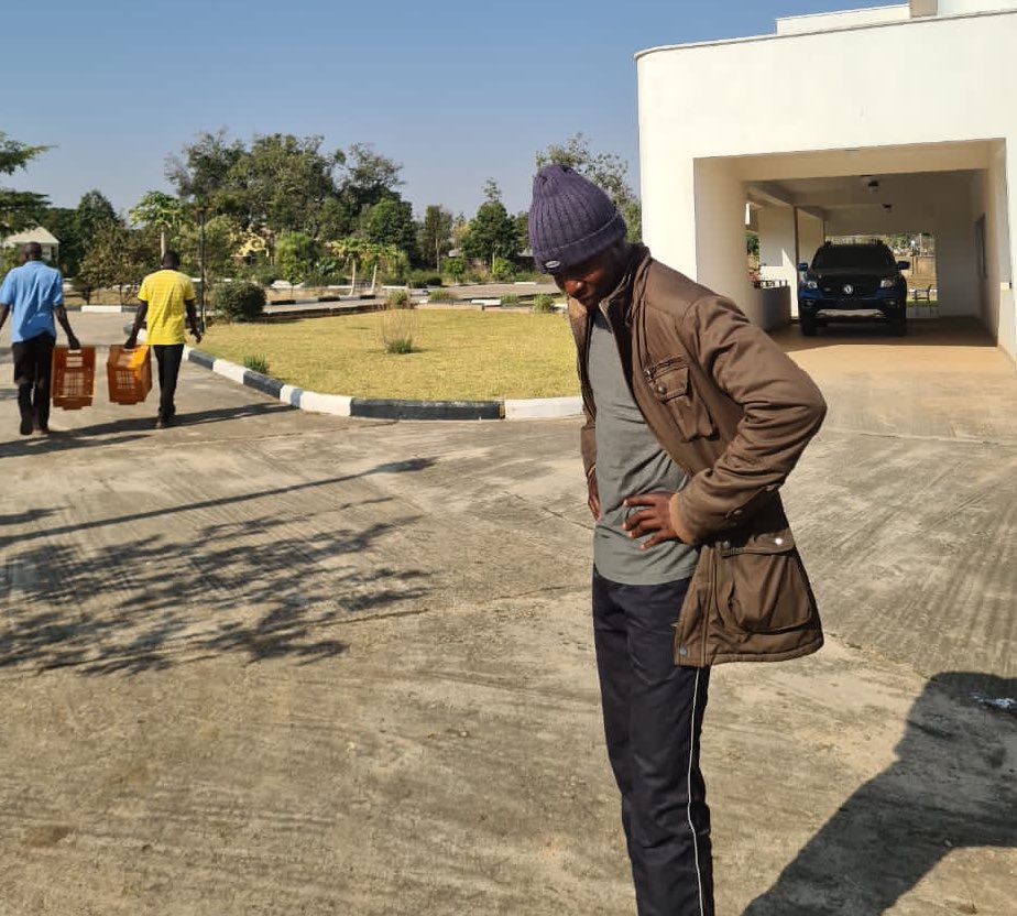 deliot8's tweet photo. This year is starting very fruitful yet chaotic for me 🙏🏾

I will be taking a break off Twitter for a while to focus on self development; taking vital courses, attending to my clients, etc. I will be saying my byes tonight 👋🏾

Last frame: the moment I was presented with Eja nla… https://t.co/6T3RpJ8pSe
