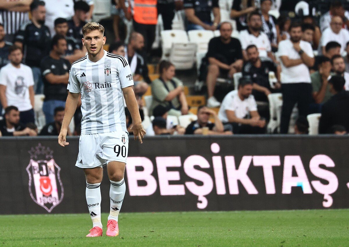 💥 Beşiktaş, sahasındaki son 3 maçı, 3-1'lik sonuçla kaybetti. 

🏟 Beşiktaş 1-3 Kasımpaşa
🏟 Beşiktaş 1-3 Alanyaspor
🏟 Beşiktaş 1-3 Fenerbahçe

#Besiktas #BJK #Kasımpasa #BJKvKAS #Salih #Cenk #DaCosta #AhmetNurÇebi