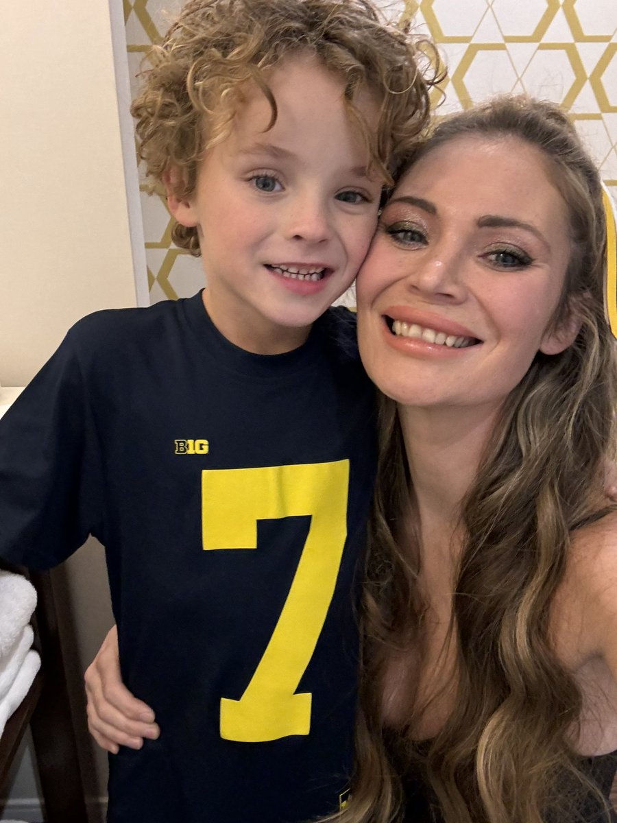 altheaharper's tweet photo. @stoolpresidente @Gametime GO BLUE!!! Pick us!!!!💙💛 https://t.co/MUmqJnGbDU