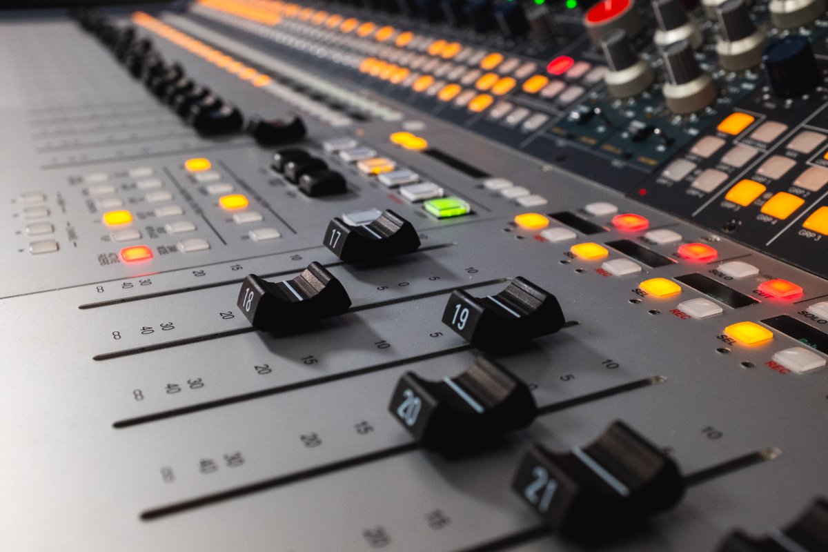 Here we have the motorised faders from the 8424 - transforming the console into a DAW controller for complete in-the-box control 😍

#NeveSound #ProAudio