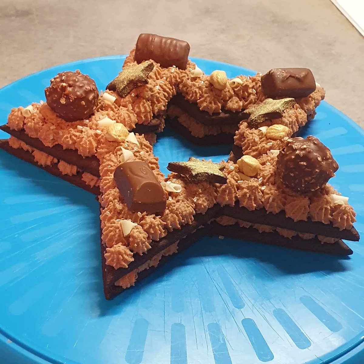 quooking's tweet photo. Bonne année 2024 à tous ! 🎊

Pour se souhaiter une bonne étoile cette année, pourquoi pas commencer sur une bonne note en goûtant un number cake et ses décorations chocolatées ? 😋
Première publication de 2024, et sûrement pas la dernière 🤭

#numbercake #chocolat #pastrylover https://t.co/pBG4ynbkNu