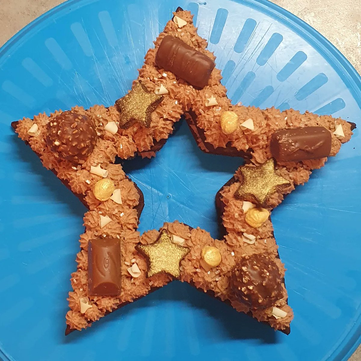 quooking's tweet photo. Bonne année 2024 à tous ! 🎊

Pour se souhaiter une bonne étoile cette année, pourquoi pas commencer sur une bonne note en goûtant un number cake et ses décorations chocolatées ? 😋
Première publication de 2024, et sûrement pas la dernière 🤭

#numbercake #chocolat #pastrylover https://t.co/pBG4ynbkNu