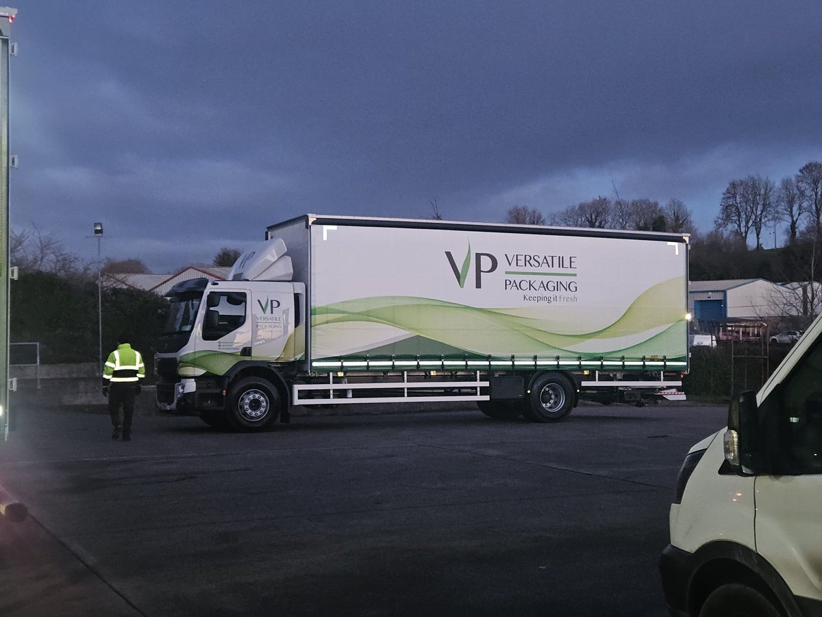 VersatilePackag's tweet image. Our impressive new additions made their journey home this evening. 3 brand new Volvo Trucks expand our fleet with excellent sustainability metrics. Thanks to #McDonnellCommercials #liffordcoachworks #CunninghamCovers #Universal Graphics 🚛🚛🚛 #BeepBeep #HealthtoWear