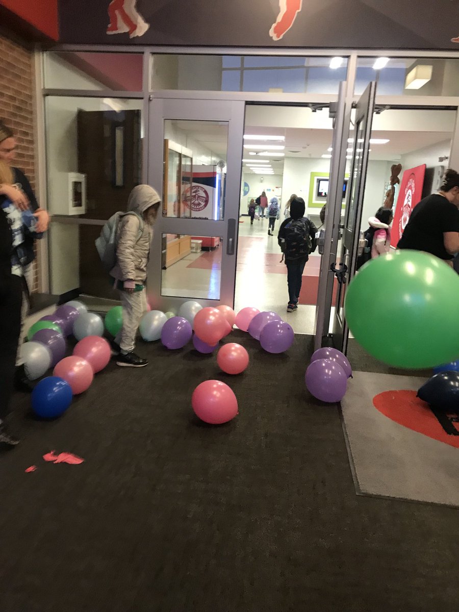 trishaputthoff's tweet photo. Welcome back students! 🎈 https://t.co/27irU2Zz7J