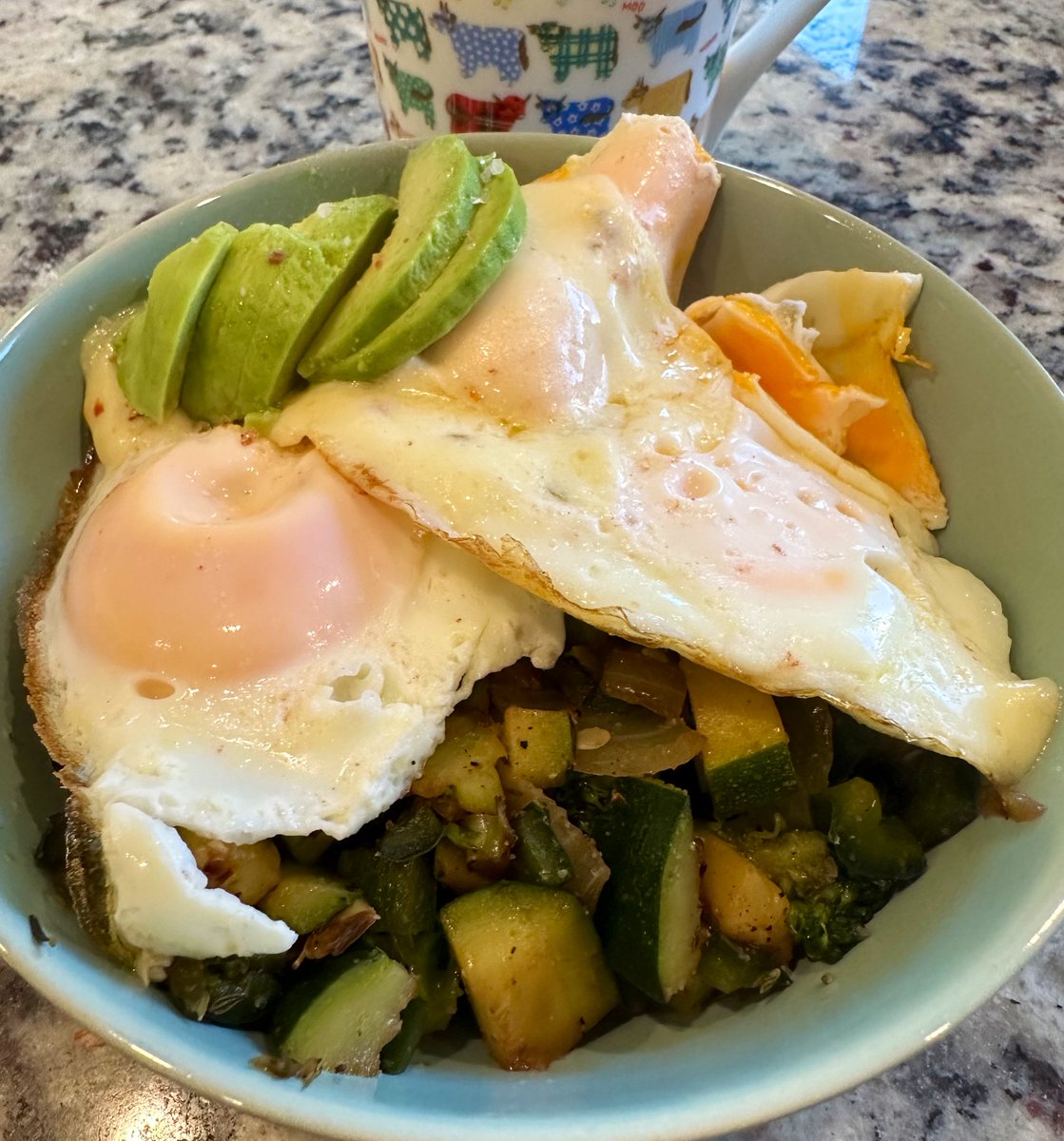free_style_chef's tweet photo. Which breakfast do you want?
1️⃣ Bowl: veggies, eggs, avocado
2️⃣ Plate: veggies, eggs, avocado toast
#veggiehash #avocado #avocadotoast
#eggs #friedeggs #tea #breakfast #chooseone #vegetables #tastyfood #goodfood https://t.co/bq7sP58A38