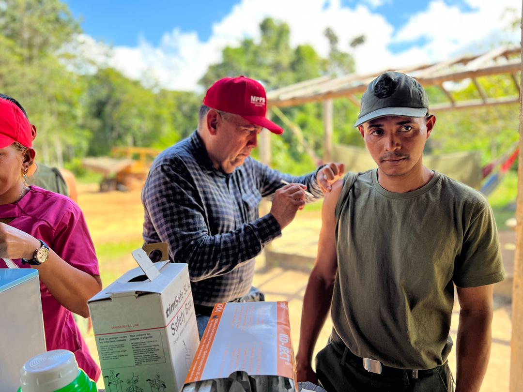 ISP_Bolivar's tweet photo. El plan de acción concreta del Sistema Público Nacional de Salud se mantiene activo en nuestro Esequibo, con un abordaje a la comunidad El Candado.

#PuebloLegisladorDePaz https://t.co/xXU3qXji70