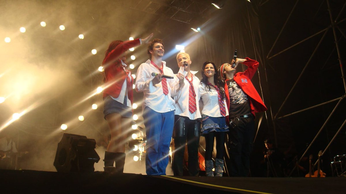 EsHoyCl's tweet photo. Del recuerdo: La noche que RBD hizo cantar al Estadio Sánchez Rumoroso de #Coquimbo

https://t.co/wNCHmux3yA https://t.co/8uyNOyrshw