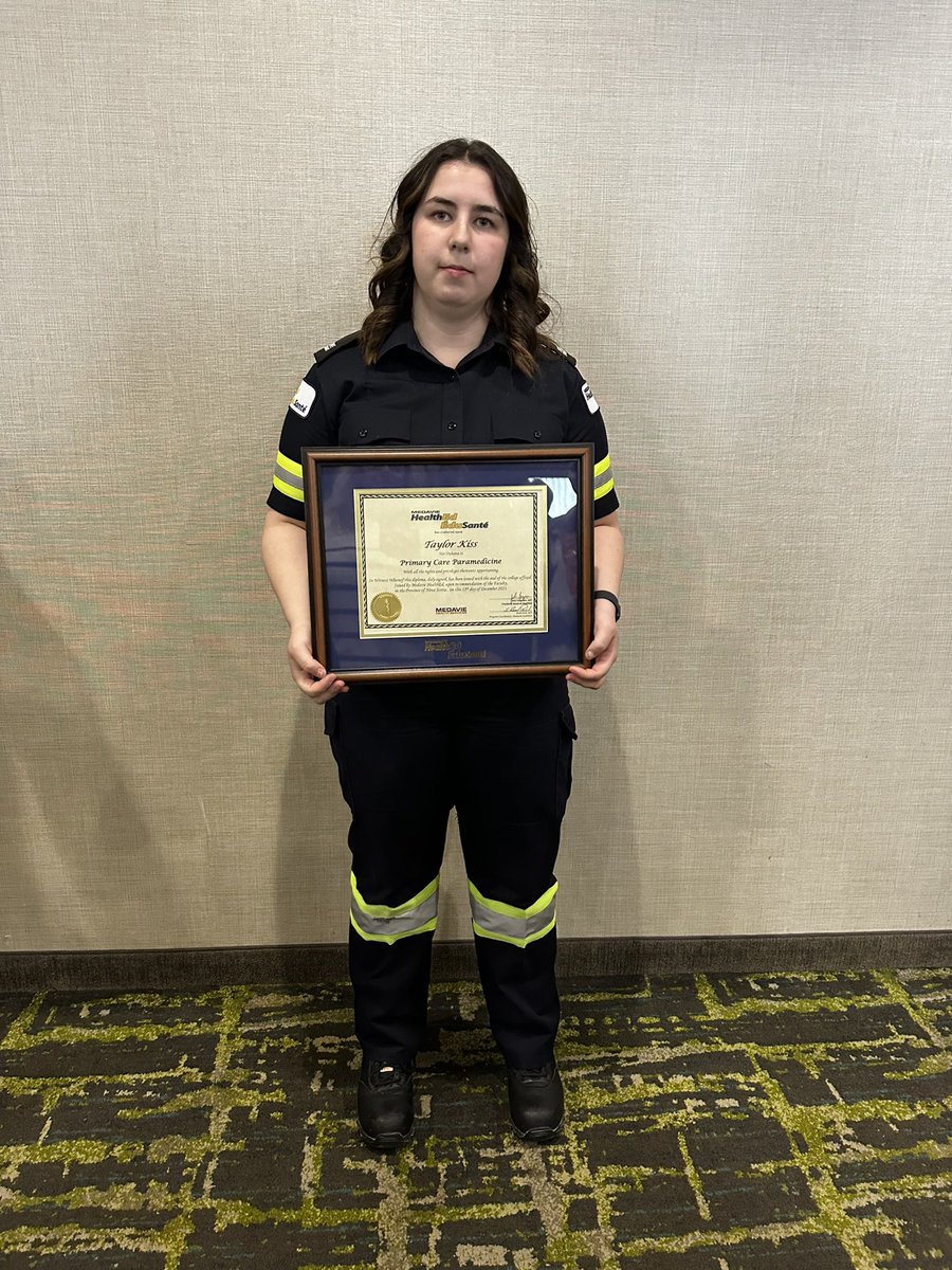 fayekiss's tweet photo. So incredibly proud of this new Paramedic!!  Well done Taylor I love you more than words could ever say https://t.co/T3HNImBMEl