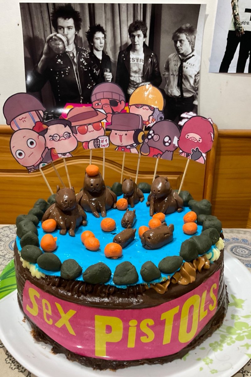 @peachdalooza don't ask why but i used ur chibi emotes for my birthday cake HAHAHAHAH, It's so funny that none of the things I put on the cake have a connection. 😭