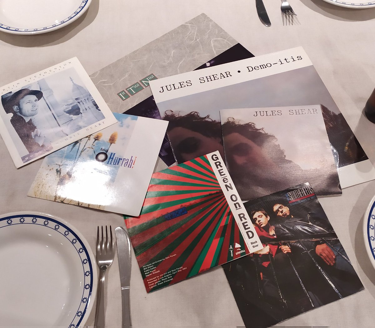 elsotaescala's tweet image. Si busqueu les DIFERÈNCIES entre FOTOS d'un dels REGALS d'ANIVERSARI... NO N'HI HAN!
El SINGLE compartit de #GreenOnRed i #RainParade és el mateix.
#JulesShear (LP i Maxi)
#InTuaNua
#MartinStephenson &amp;amp; #TheDaintees
#Hurra
#TheSmithereens 
I, ara, A SOPAR!!!!!!