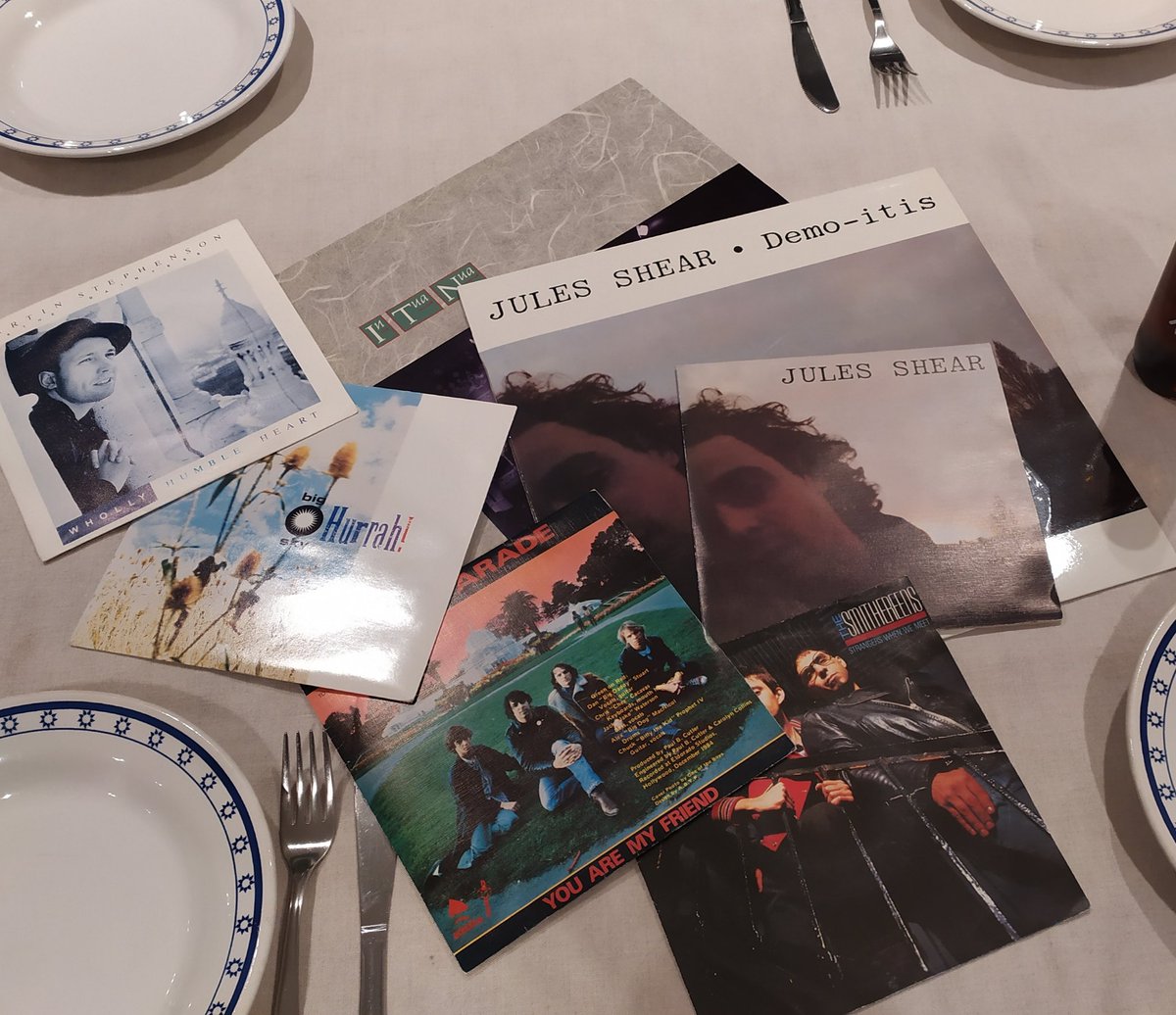 elsotaescala's tweet image. Si busqueu les DIFERÈNCIES entre FOTOS d'un dels REGALS d'ANIVERSARI... NO N'HI HAN!
El SINGLE compartit de #GreenOnRed i #RainParade és el mateix.
#JulesShear (LP i Maxi)
#InTuaNua
#MartinStephenson &amp;amp; #TheDaintees
#Hurra
#TheSmithereens 
I, ara, A SOPAR!!!!!!