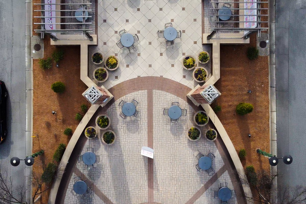 IdealLandscape_'s tweet image. Ready for more beauty? Here are some more images from our recent project at the #FriendlyCenter! 💐

Our team poured heart and soul into creating these stunning #landscapes that added extra magic to your holiday shopping.

Contact us:
📞 (336) 360-3113
🖥️ ideallandscaping.net