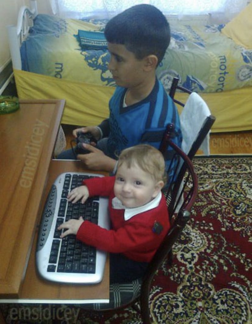 penguingunter's tweet photo. canım sıkkın olduğunda bu fotoya bakıyorum (çocuklar kim foto ne alaka hiç bilmiyorum ama sarının tipe bakın allaskina https://t.co/WUpg7eP5N8