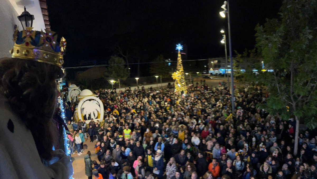 Ajuntamentcunit's tweet image. 🌟 Els Reis Mags ja estan preparats per a la nit més màgica de l'any! 

🔑 S'ha lliurat la clau de totes les cases als Reis Mags. És el moment en què la màgia comença, preparant-se per portar somriures i sorpreses a cada llar.

#AjuntamentDeCunit #ElTeuAjuntament #Cunit