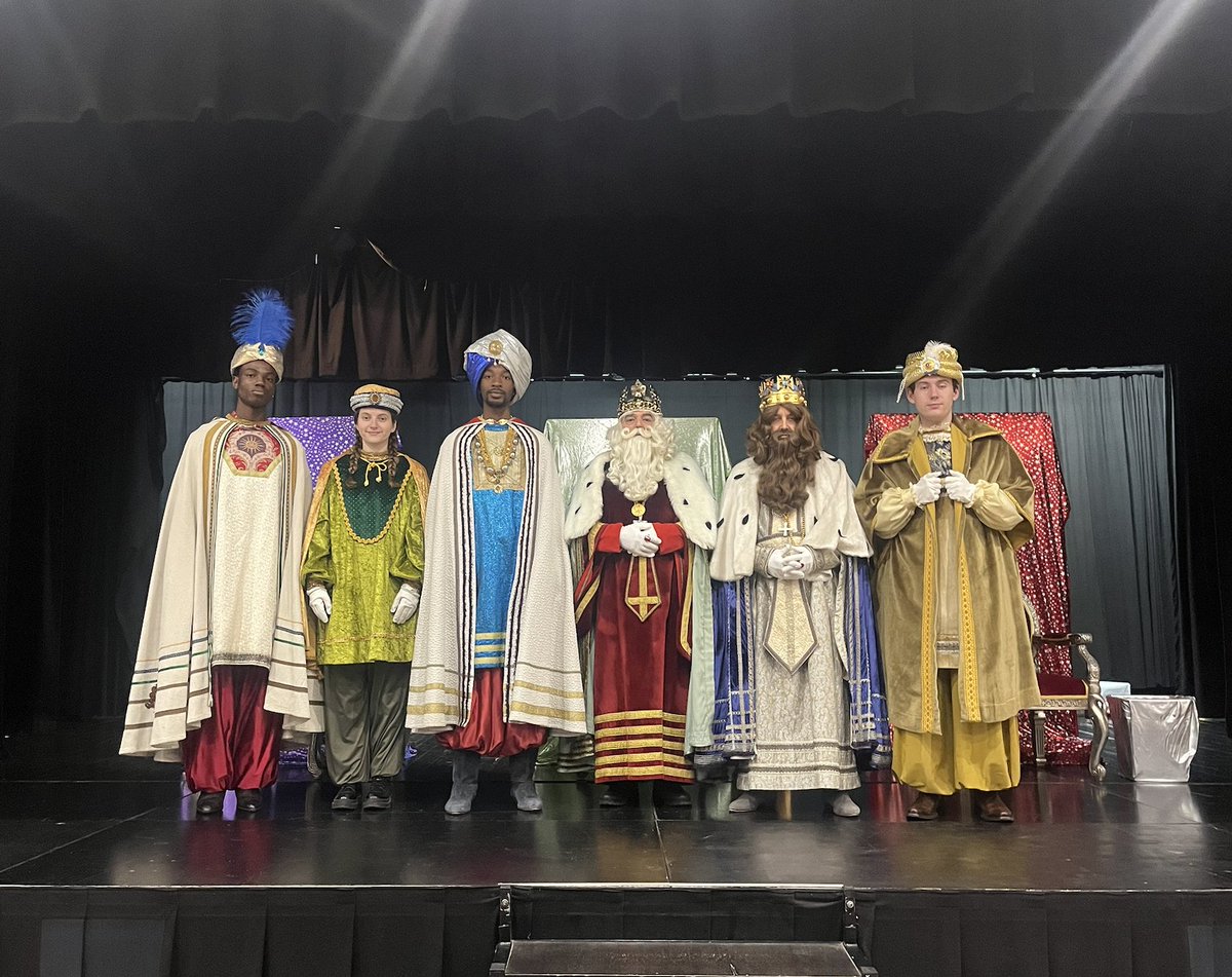 Ajuntamentcunit's tweet image. 🌟 Els Reis Mags ja estan preparats per a la nit més màgica de l'any! 

🔑 S'ha lliurat la clau de totes les cases als Reis Mags. És el moment en què la màgia comença, preparant-se per portar somriures i sorpreses a cada llar.

#AjuntamentDeCunit #ElTeuAjuntament #Cunit