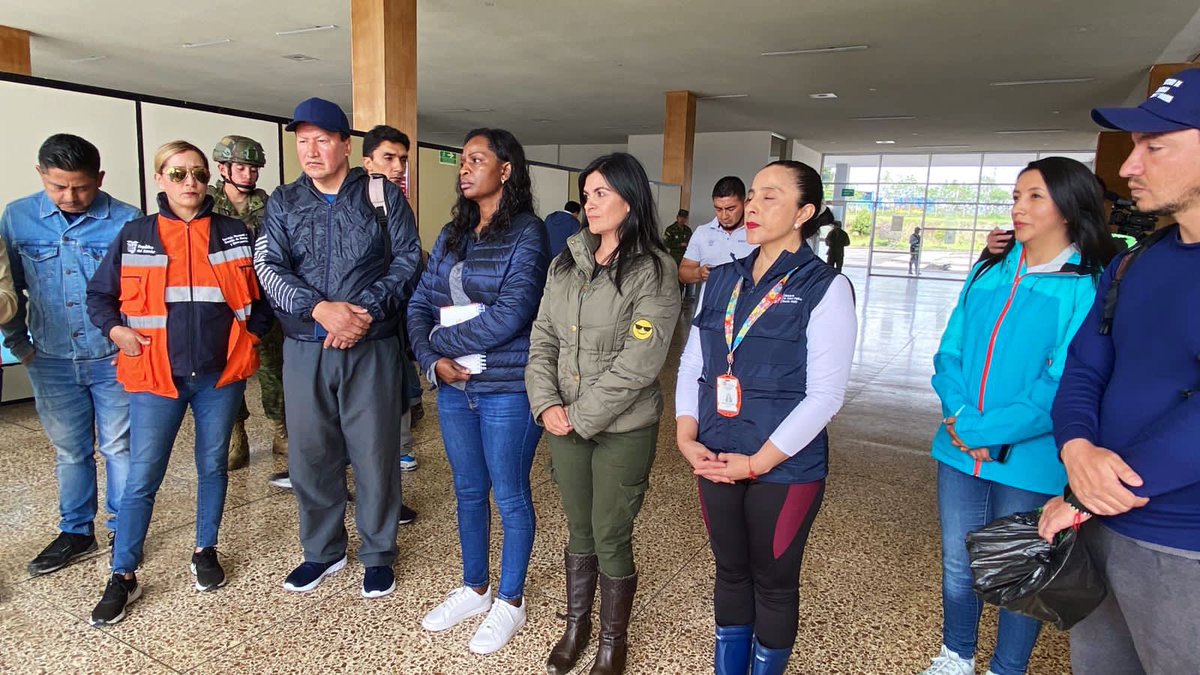 DHumanoEc's tweet photo. 📍 #Tulcán | Llegamos con ayuda humanitaria hacia San Marcos, El Chical. Lucía Pozo, coordinadora zonal 1 del MIES, con @EjercitoECU y @Riesgos_Ec entregaron, entre otros insumos:

✅ 55 kits alimenticios
✅ 90 kits de vestimenta
✅ 8 cobijas-frazadas
✅ 150 litros de agua https://t.co/S0uegE7q7z