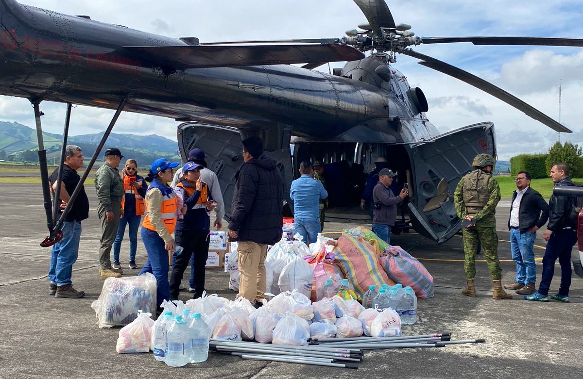 DHumanoEc's tweet photo. 📍 #Tulcán | Llegamos con ayuda humanitaria hacia San Marcos, El Chical. Lucía Pozo, coordinadora zonal 1 del MIES, con @EjercitoECU y @Riesgos_Ec entregaron, entre otros insumos:

✅ 55 kits alimenticios
✅ 90 kits de vestimenta
✅ 8 cobijas-frazadas
✅ 150 litros de agua https://t.co/S0uegE7q7z
