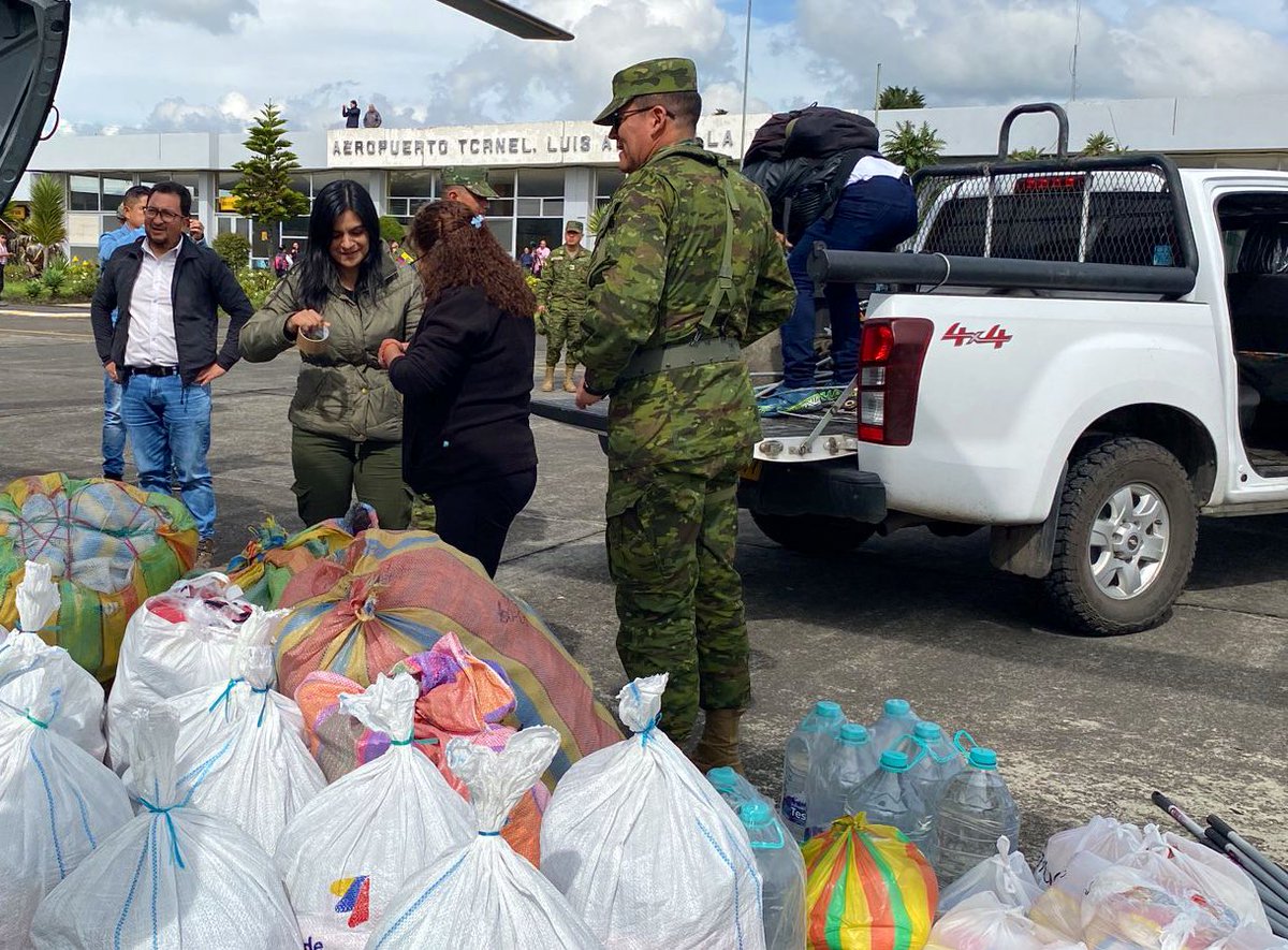 DHumanoEc's tweet photo. 📍 #Tulcán | Llegamos con ayuda humanitaria hacia San Marcos, El Chical. Lucía Pozo, coordinadora zonal 1 del MIES, con @EjercitoECU y @Riesgos_Ec entregaron, entre otros insumos:

✅ 55 kits alimenticios
✅ 90 kits de vestimenta
✅ 8 cobijas-frazadas
✅ 150 litros de agua https://t.co/S0uegE7q7z