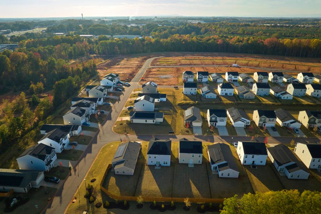 More than 14,500 BTR homes were completed across the country in 2022, a 466% increase from 2013, buff.ly/3S5xdeM
#housing #economy #realestateinvesting #rentalhousing #construction #SFR #BTR