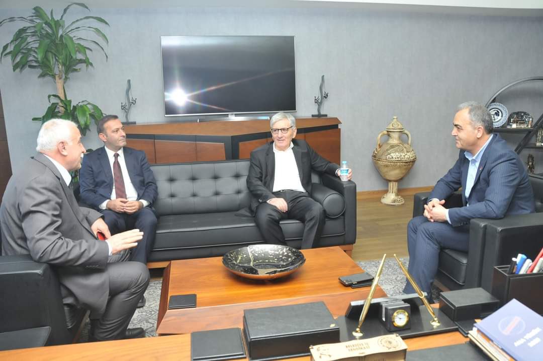 CHP Tunceli Belediye Başkan Adayı Sayın Ali Mustafa Çelik ve Hozat Belediye Başkan Aday Adayı Sayın Aydın Kaya, Genel Başkanımız Nihat Yurdakul’u ziyaret etti. 

Genel Başkanımız nazik ziyaretlerinden ötürü Çelik ve Aydın’a teşekkürlerini ileterek çalışmalarında başarılar diledi.