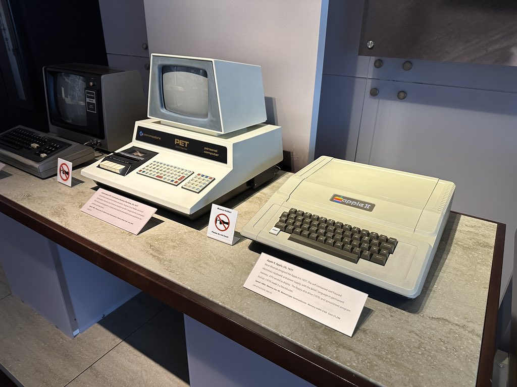 petterij's tweet photo. Oh, ensimmäiset käyttämäni koneet yhteiskuvassa: Commodore PET 2001 ja Apple II. #computerhistorymuseum https://t.co/NDveWpPCaF